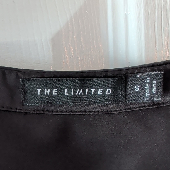 Black Short-Sleeve Pleated Scoop Neck Top - Picture 2 of 4